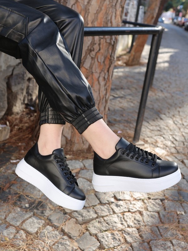 Leran Siyah Cilt Beyaz Tabanlı Bağcıklı Spor Ayakkabı Leran Siyah Cilt Beyaz Tabanlı Bağcıklı Spor Ayakkabı