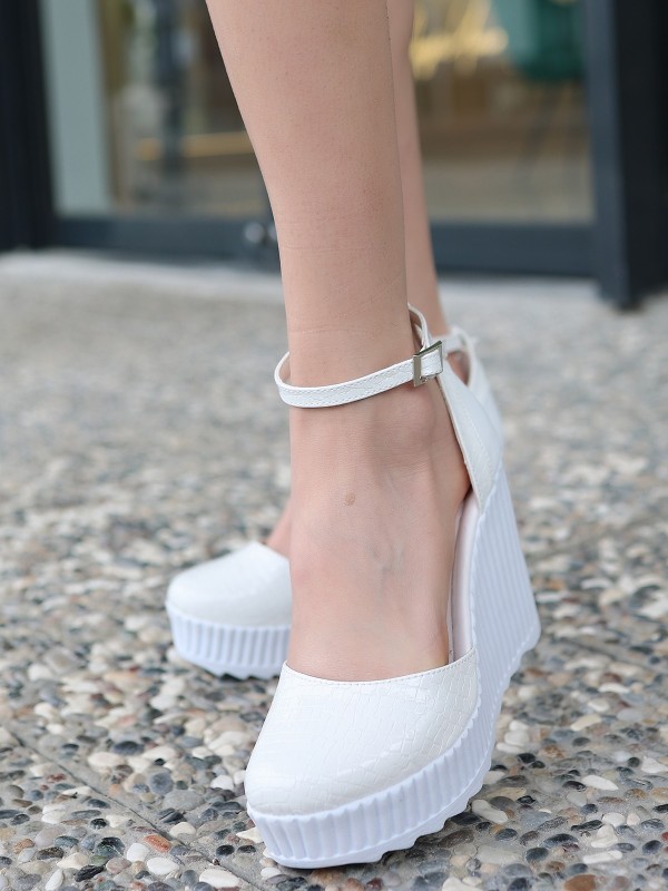 Leone Beyaz Rugan Dolgu Topuk Ayakkabı