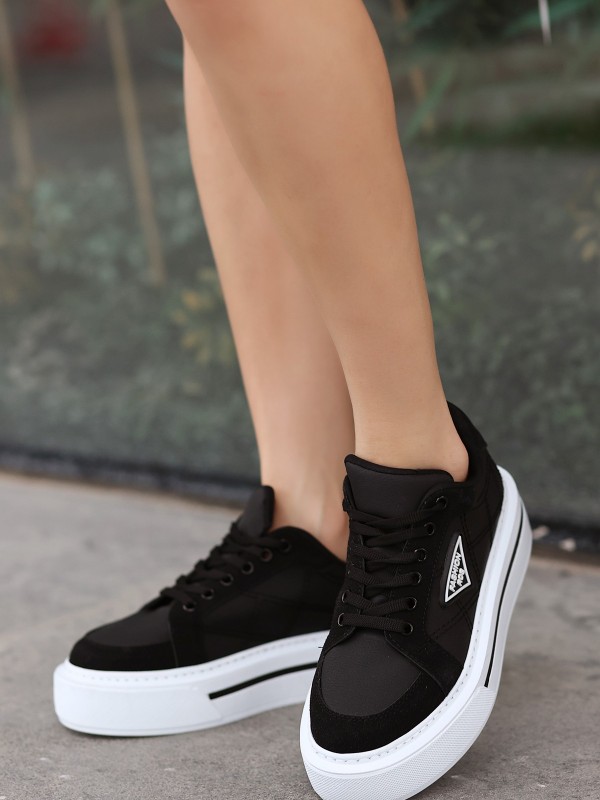 Julya Siyah Cilt Beyaz Tabanlı Bağcıklı Spor Ayakkabı Julya Siyah Cilt Beyaz Tabanlı Bağcıklı Spor Ayakkabı