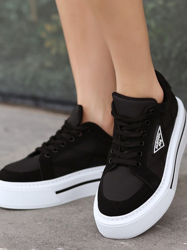 Julya Siyah Cilt Beyaz Tabanlı Bağcıklı Spor Ayakkabı Julya Siyah Cilt Beyaz Tabanlı Bağcıklı Spor Ayakkabı