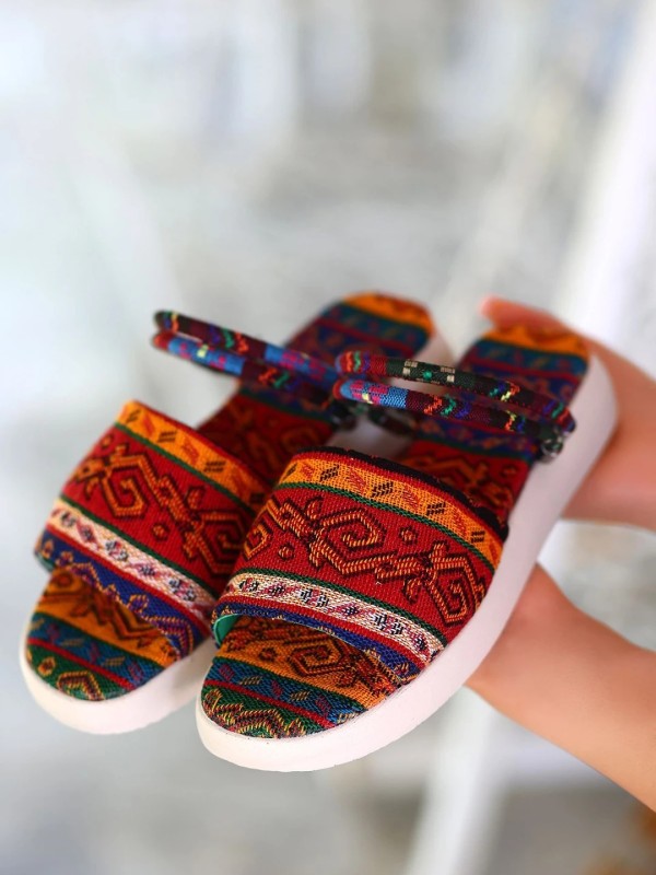 Yoni Kilim Desenli Sandalet