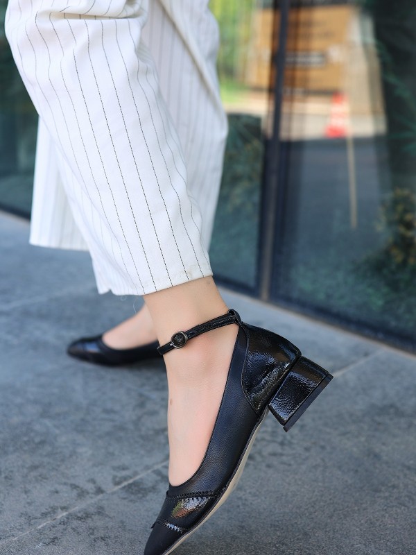 Yanne Siyah Cilt Topuklu Ayakkabı